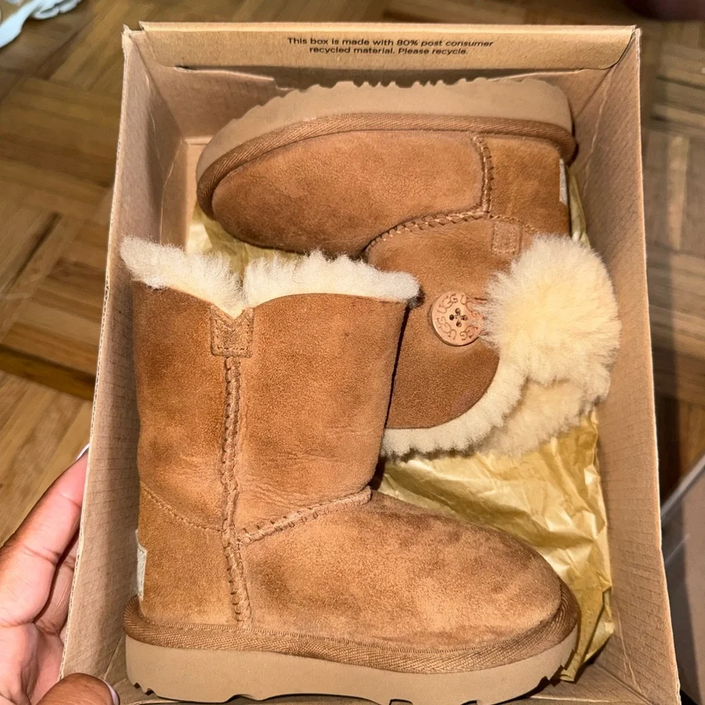 UGG Kids Bailey Button Chestnut Suede